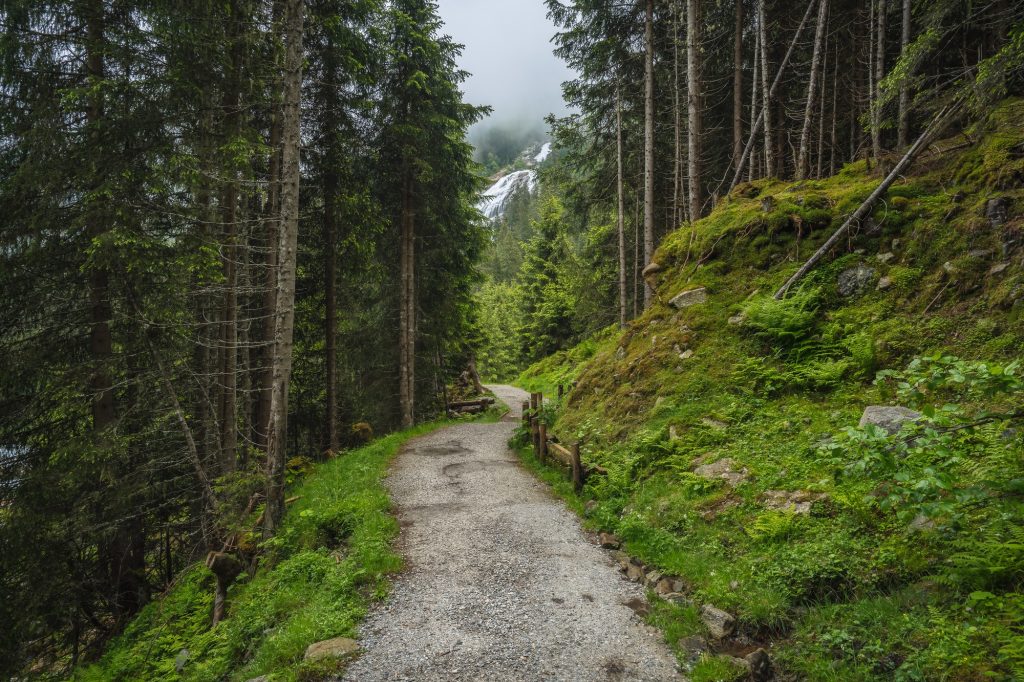 Sentiero alpino di montagna vicino alla cascata di Grawa. Sulzenau Alm, Alpi dello Stubai, Austria