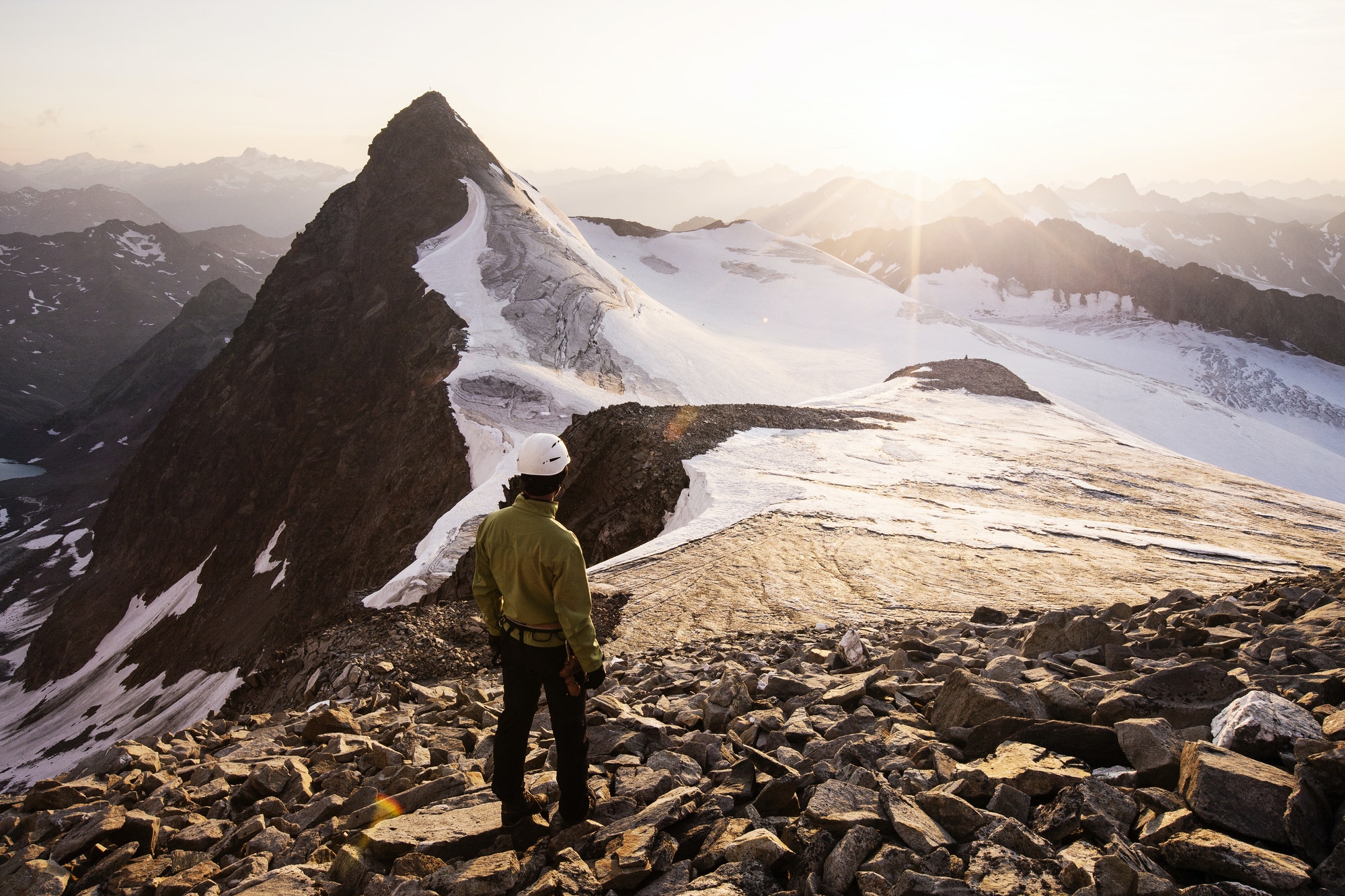 Austria, Tirolo, Stubaital, Alpi dello Stubai, Wilder Pfaff, escursionista guardando il tramonto, Zuckerhuetl sinistra