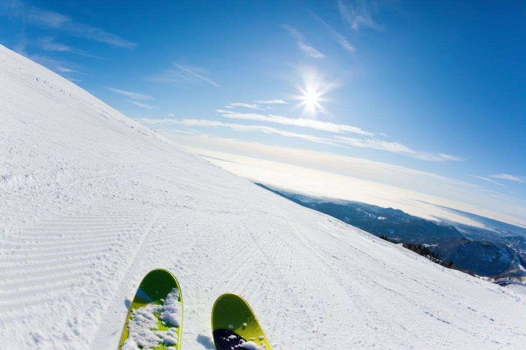 Sciare su una pista da sci